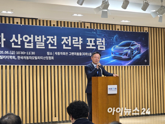 (왼쪽부터) 김성준 골든오크세무법인 대표, 정구민 한국모빌리티학회장, 이종욱 서울여대 명예교수, 박정규 KAIST 겸임교수, 김경유 산업연구원 선임연구위원, 오성민 KAMA 정책기획실장이 7일 서울 서초구 자동차회관에서 열린 '미래차 산업발전 전략 포럼'에서 토론하고 있다. [사진=김종성 기자]