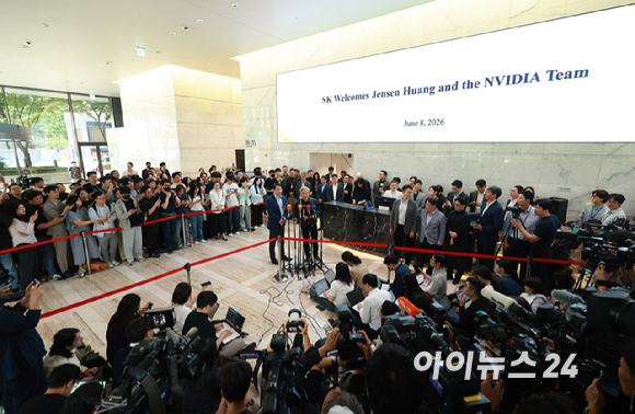 젠슨 황 엔비디아 최고경영자(CEO)가 8일 서울 종로구 SK서린빌딩에 방문해 최태원 SK그룹 회장(왼쪽)과 면담을 마치고 취재진과 질의 응답을 갖고 있다. [사진=정소희 기자]