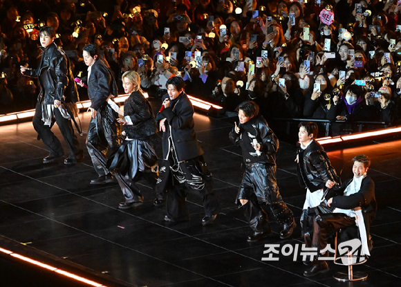 방탄소년단(BTS)이 21일 오후 서울 광화문 광장에서 정규 5집 '아리랑(ARIRANG)' 앨범 발매를 기념해 컴백 무대를 선보이고 있다. [사진=사진공동취재단]