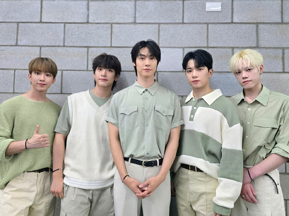밴드 엔플라잉 서동성, 김재현, 이승협, 유회승, 차훈이 SBS funE '더쇼'에서 포즈를 취하고 있다. [사진=FNC엔터테인먼트]