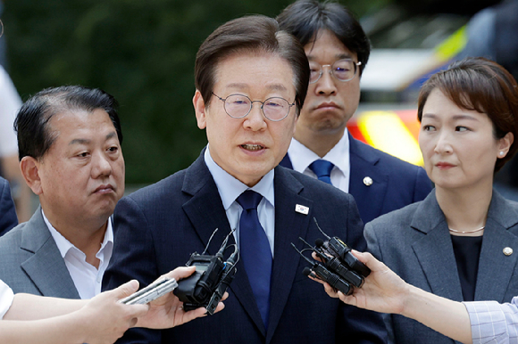 이재명 더불어민주당 대표가 30일 서울 서초구 서울중앙지방법원에서 열린 '검사 사칭 위증교사 혐의' 결심 공판에 출석하며 입장을 밝히고 있다. 2024.09.30. [사진=뉴시스]