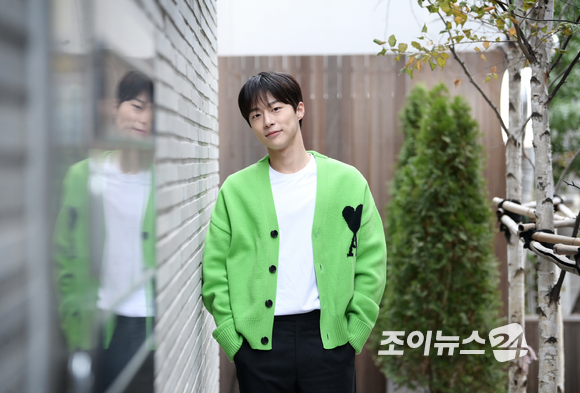 종영한 SBS 월화드라마 '치얼업'에서 연희대 응원단 단장 '박정우' 역을 매력적으로 소화한 배우 배인혁이 12일 서울 논현동의 한 카페에서 진행된 라운드 인터뷰에 앞서 포즈를 취하고 있다. [사진=정소희 기자]