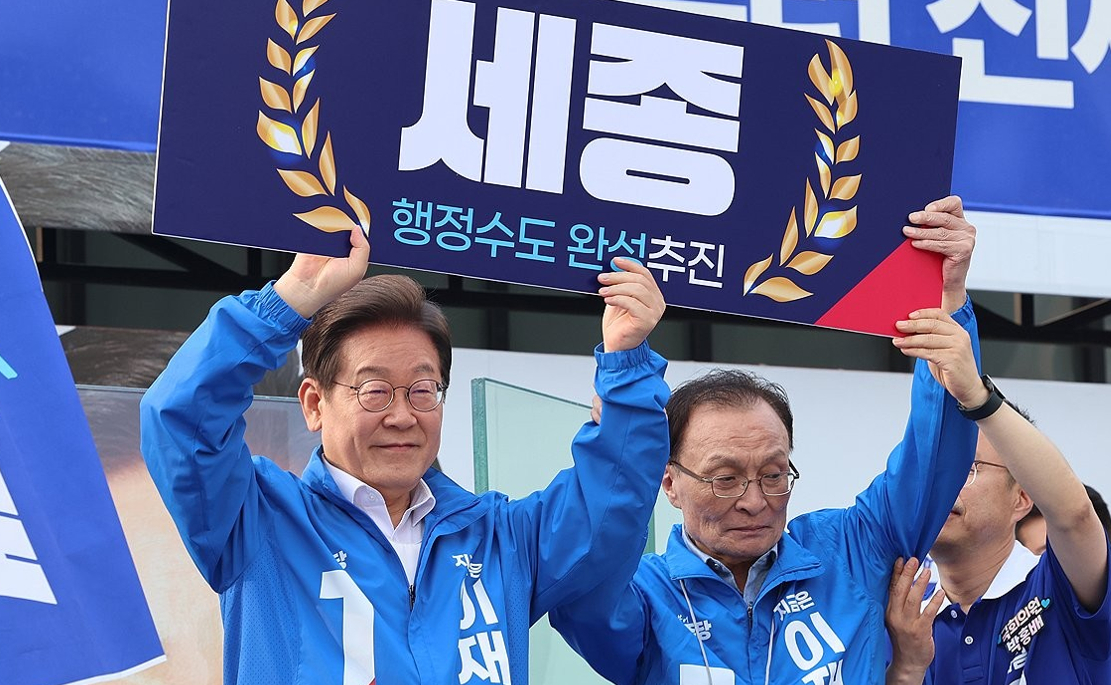 이재명 대통령이 경기 성남시장 재직시절이던 2016년 11월 2일, 당시 사단법인 통일맞이 이사장이었던 고 이해찬 전 국무통리와 성남시청에서 '금강 1894' 평양공연 추진 등 남북교류협력에 관한 협약을 체결한 뒤 기자회견을 하고 있다. 2016.11.2 [성남시 제공] [사진=연합뉴스]