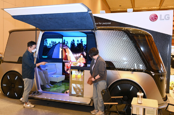 LG전자가 'IEEE ICC  2022' 부스에서 차량을 집의 새로운 확장 공간으로 해석해 만든 미래 모빌리티의 콘셉트 모델 LG 옴니팟을 전시하고 있다. [사진=LG전자]