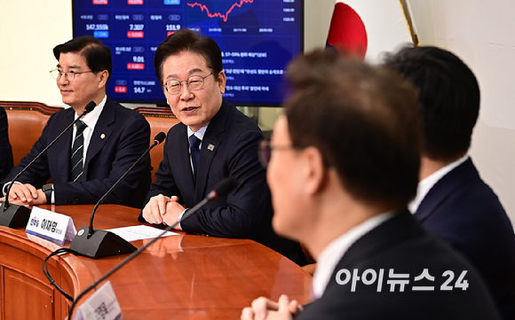 이재명 더불어민주당 대표가 10일 오후 서울 여의도 국회에서 김정욱 신임 대한변호사협회장 당선인을 접견, 발언을 하고 있다. [사진=곽영래 기자]