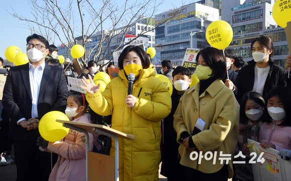 이재명 더불어민주당 대선후보가 7일 매타버스 시즌2-걸어서 민생속으로 라이브 방송을 진행하고 있다. [영상=이재명 유튜브]