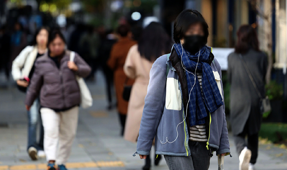 수요일인 20일은 전국이 대체로 맑은 가운데 찬 공기가 남하하고 바람이 강하게 불면서 춥겠다. 지난 7일 오전 서울 중구 시청역 인근에서 두꺼운 옷을 입은 시민들이 출근길을 걷고 있다. [사진=뉴시스]