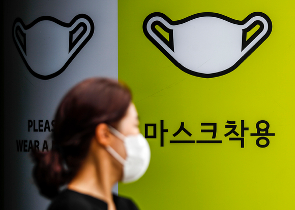 서울 중구 서울시청 인근에서 마스크를 쓴 시민들이 이동하고 있다. [사진=뉴시스]