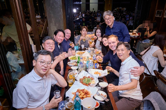 7일 서울 삼성동 깐부치킨에서 최태원 SK 회장과 젠슨 황 엔비디아 CEO가 러브샷을 하고 있다. [사진=연합뉴스]