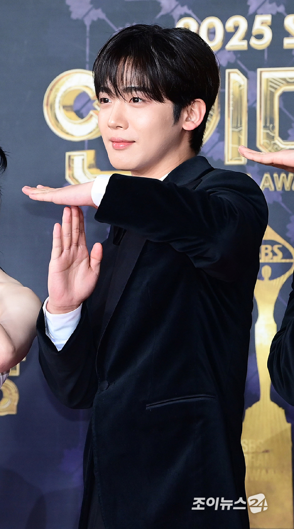 '트라이' 배우 김요한이 31일 오후 서울 마포구 상암동 SBS 프리즘타워에서 열린&nbsp;2025 SBS 연기대상&nbsp;레드카펫 행사에 참석하고 있다. [사진=정소희 기자]