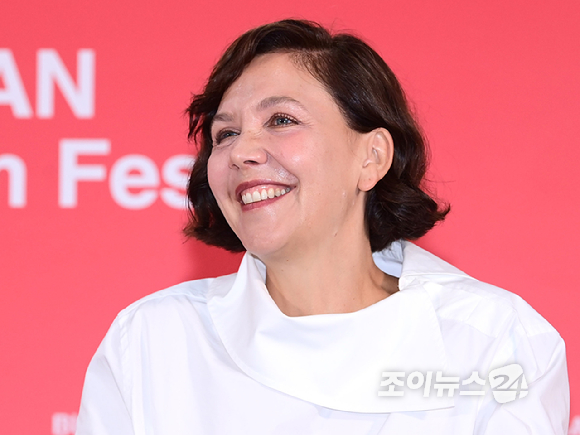 배우 겸 영화감독 매기 질렌할이 7일 부산 해운대구 영화의전당에서 열린 제31회 부산국제영화제 '플레시 임팩트' 기자회견을 갖고 있다. [사진=정소희 기자]