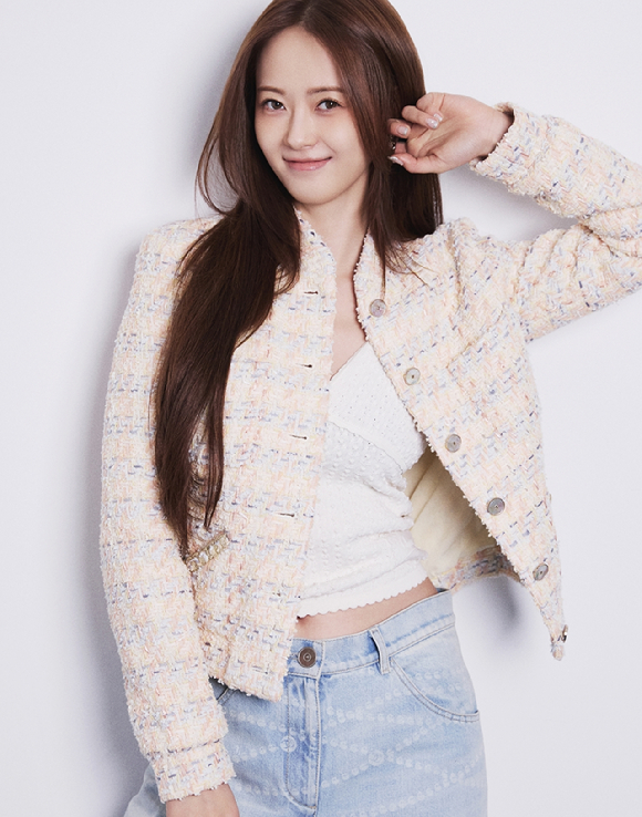 배우 고아라가 티빙 오리지널 시리즈 '춘화연애담' 인터뷰에 앞서 포즈를 취하고 있다. [사진=킹콩 by 스타쉽]