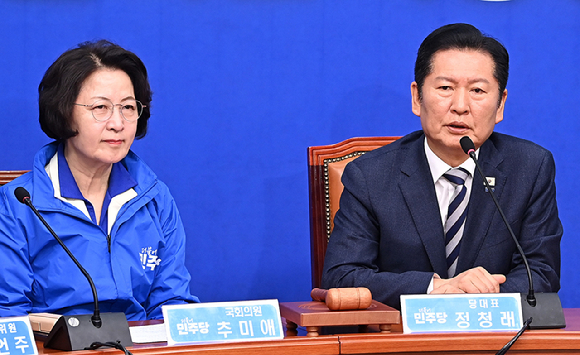 정청래 더불어민주당 대표가 13일 서울 여의도 국회에서 열린 최고위원회의에 앞서 경기도지사 추미애 후보 환영 발언을 하고 있다. [사진=곽영래 기자]