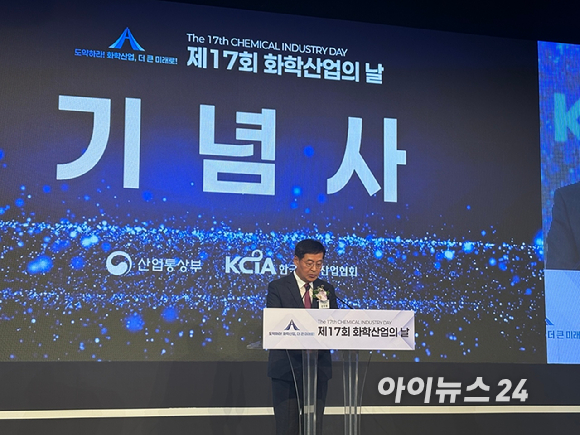 신학철 LG화학 부회장이 31일 서울 중구 소공동 프라자 호텔에서 개최된 제17회 화학산업의 날에서 기념사를 하고 있다. [사진=이한얼 기자]
