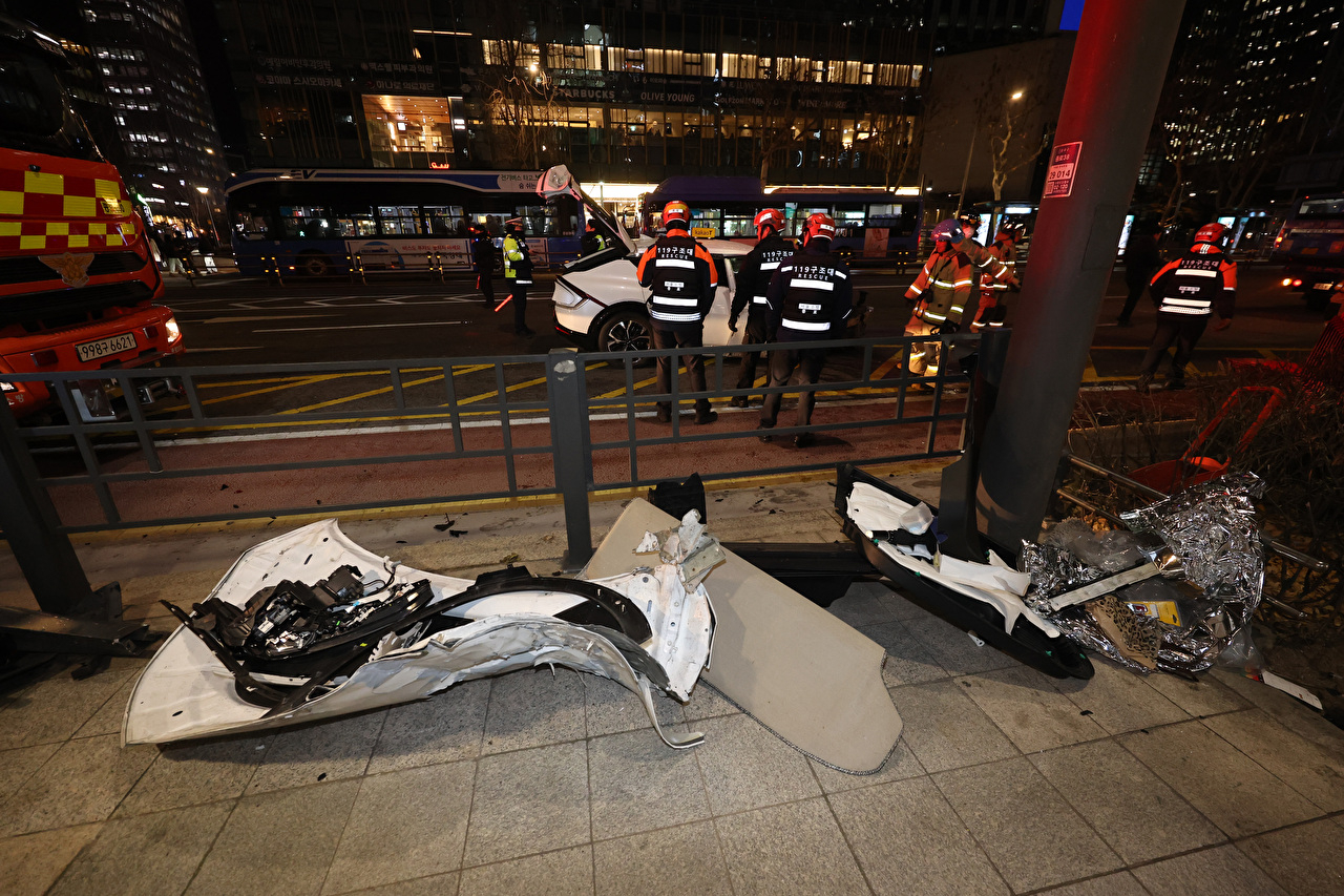 2일 오후 6시 5분께 종로구 종각역 앞 도로에서 승용차 2대와 택시 1대가 추돌하며 1명이 숨지고 9명이 다쳤다. [사진=연합뉴스]