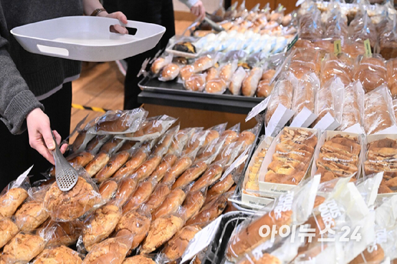 CJ푸드빌이 운영하는 뚜레쥬르가 빵&middot;케이크 등 17종 제품의 공급가를 평균 8.2% 인하한 12일 서울 시내 한 매장에서 고객이 제품을 구매하고 있다. [사진=정소희 기자]