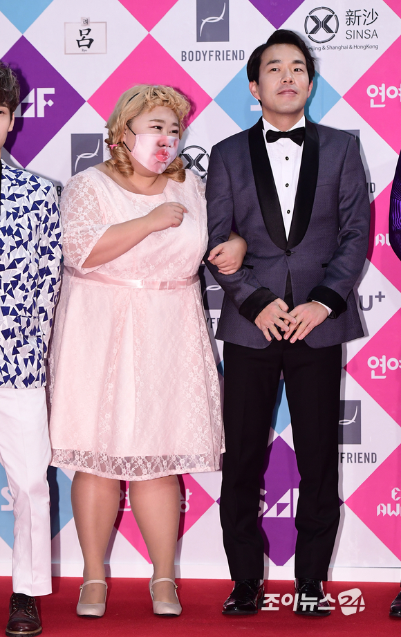 홍윤화와 김민기가 '2016 SAF SBS 연예대상'에 참석해 포즈를 취하고 있다. [사진=정소희 기자]