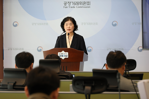 삼성전자의 갤럭시 S22 시리즈 총 3종(기본형&middot;플러스&middot;울트라)이 2022년 2월 10일 서울 서초구 삼성 딜라이트에 전시돼 있다. [사진=정소희 기자]