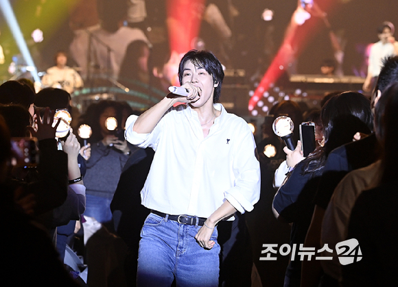 밴드 엔플라잉 이승협이 21일 오후 서울 송파구 잠실학생체육관에서 열린 '2026 JOY콘서트 - 보이스 오브 스프링(Voice of spring)'에서 멋진 무대를 선보이고 있다.고품격 엔터테인먼트 경제지 조이뉴스24와 인터넷종합지 아이뉴스24가 주최하는 '보이스 오브 스프링'은 올해로 세 번째를 맞았다. 이번 공연엔 엔플라잉(N.Flying/이승협, 차훈, 김재현, 유회승, 서동성), 소란(SORAN/고영배), 에이엠피(AxMxP/하유준, 김신, 크루, 주환)가 함께해 현장감이 넘치는 밴드 사운드로 관객과 열렬히 교감했다. [사진=곽영래 기자]