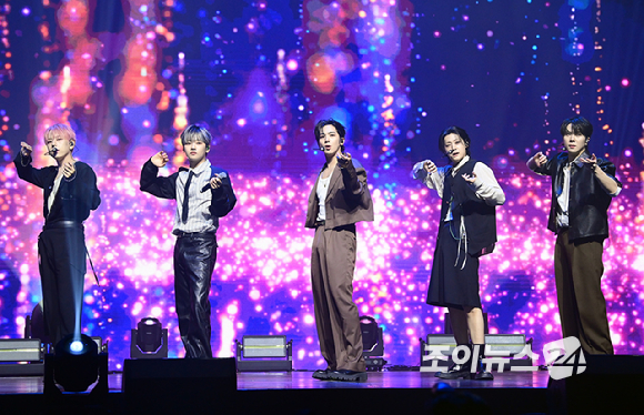 그룹 위아이가 29일 오후 서울 광진구 예스24라이브홀에서 열린 위아이(WEi) 여덟 번째 미니앨범 '원더랜드' 발매 기념 쇼케이스에 참석해 타이틀곡 '홈' 무대를 선보이고 있다. [사진=정소희 기자]