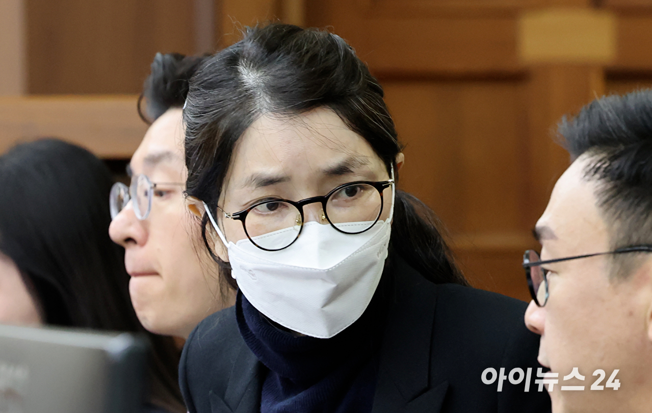 도이치모터스 주가조작과 명태균 공천개입, 통일교 청탁&middot;뇌물 수수 의혹 혐의 등으로 구속기소 된 김건희 여사가 3일 서울 서초구 서울중앙지방법원에서 열린 자본시장법 위반 혐의 결심 공판에 출석, 변호인과 대화하고 있다. 2025.12.3 [사진공동취재단] [사진=연합뉴스]