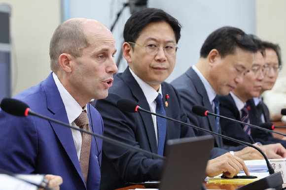 해롤드 로저스 쿠팡 대표가 31일 국회 과학기술정보방송통신위원회에서 열린 쿠팡 침해사고 및 개인정보 유출, 불공정 거래, 노동환경 실태 파악과 재발 방지 대책 마련을 위한 청문회에서 위원 질의에 답하고 있다. [사진=연합뉴스]