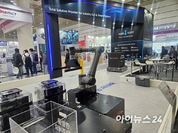 유진로봇의 스탠다드 로봇인 '고카트(GoCart)'가 연세암병원 내 약품과 의료 소모품을 이송하고 있다. [사진=유진로봇]