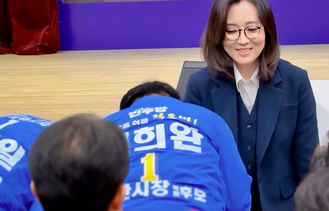 6&middot;3 지방선거에서 전북 군산시장에 출마한 더불어민주당 예비후보들이 25일 군산대 아카데미홀에서 열린 합동연설회에서 주요 공약을 제시하며 지지를 호소하고 있다. [사진=연합뉴스]