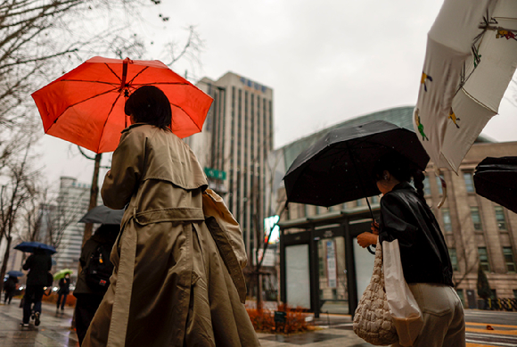 월요일인 15일은 전국 대부분 지역에 비가 내리겠다. 지난달 29일 서울 중구 시청역 인근에서 우산을 쓴 시민들이 이동하고 있다. [사진=뉴시스]