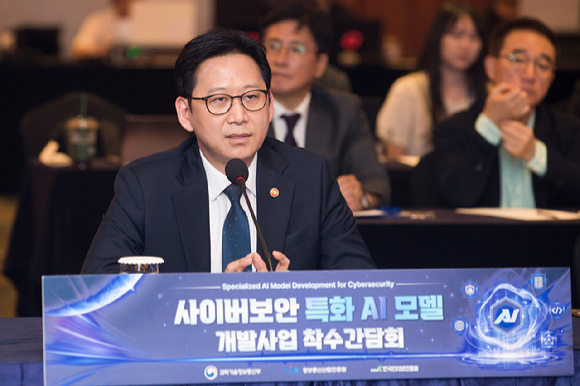 김진휘 네이버클라우드 전무가 22일 서울 중구 롯데호텔에서 열린 '사이버보안 특화 AI 모델 개발사업 착수간담회'에서 보안 특화 AI 파운데이션 모델 개발 계획을 발표하고 있다. [사진=서효빈 기자]