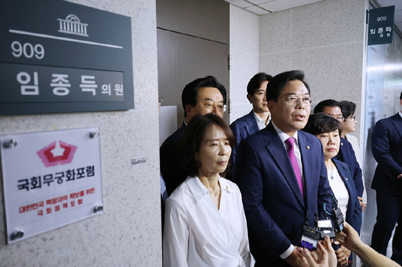 국민의힘 송언석 비대위원장 겸 원내대표가 11일 서울 여의도 국회 의원회관에서 해병 특검팀의 압수수색이 진행 중인 임종득 의원실을 찾아 입장을 밝히고 있다. [사진=연합뉴스]