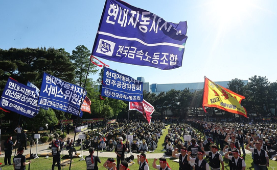 지난 12일 울산시 북구 현대자동차 울산공장 명촌정문에서 오전조 근무자들이 4시간 부분파업으로 일찍 퇴근하고 있다. [사진=연합뉴스]