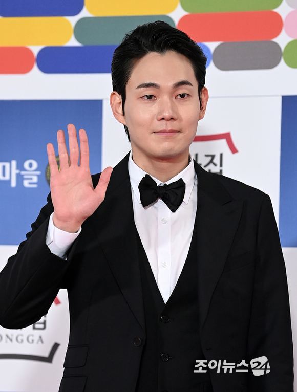 배우 류경수가 26일 오후 서울 영등포구 여의도동 KBS홀에서 진행된 제42회 청룡영화상 레드카펫에 참석해 포즈를 취하고 있다. [사진=김성진 기자]