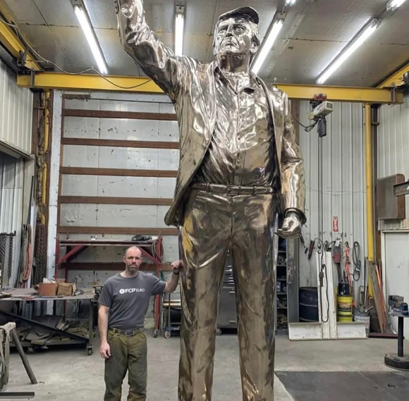 도널드 트럼프 미 대통령의 거대 동상 '돈 콜로서스(Don Colossus)'의 금박을 입히기 전 모습. [사진=alanbcottrill 인스타그램]