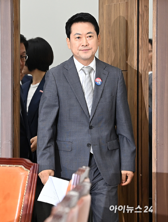 국민의힘 장동혁 당대표가 13일 서울 여의도 국회에서 열린 최고위원회의에 참석하고 있다. [사진=곽영래 기자]