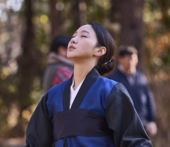 한국에 무당이 많은 이유에 대해 설명한 영상이 조회수 71만 회(17일 기준)를 넘기며 화제가 되고 있다. 사진은 영화 '파묘' 속 한 장면. [사진=X 갈무리]