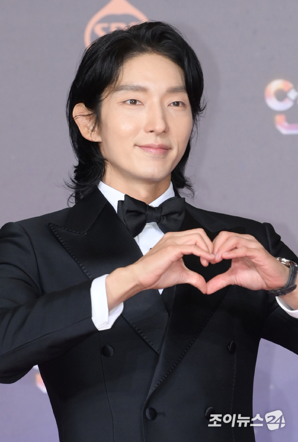 '어게인 마이 라이프' 배우 이준기가 31일 오후 서울 마포구 상암동 SBS 프리즘타워에서 열린 '2022 SBS 연기대상' 레드카펫 행사에 참석하고 있다. [사진=정소희 기자]