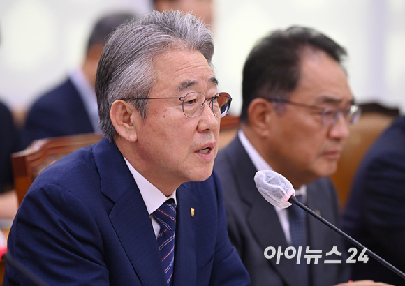 강호동 농업협동조합중앙회 회장이 24일 서울 여의도 국회 농림축산식품해양수산위원회에서 열린 국정감사에서 질의에 답변하고 있다. [사진=곽영래 기자]