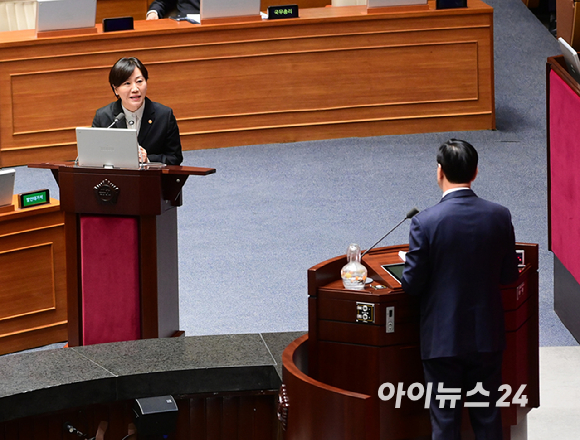 송미령 농림축산식품부 장관이 10일 오후 서울 여의도 국회에서 열린 제432회국회(임시회) 제5차 본회의 경제 분야 대정부질문에서 위성곤 더불어민주당 의원 질문에 답변하고 있다. [사진=정소희 기자]