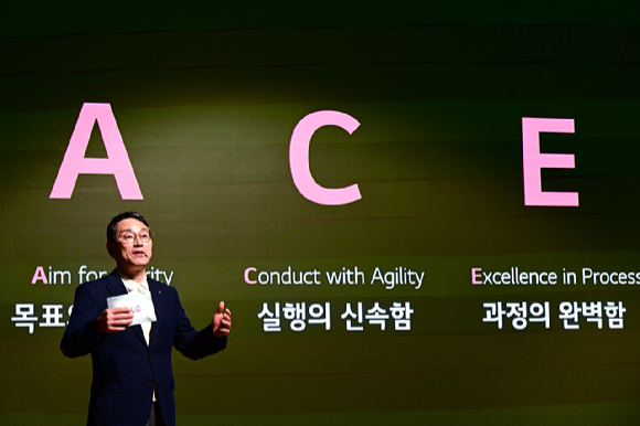 조주완 LG전자 CEO가 지난 15일 서울 여의도 LG트윈타워에서 열린 'CEO F·U·N 톡(Talk)' 행사에서 발표하고 있다. [사진=LG전자]