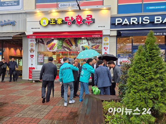 이낙연 새로운미래 공동대표(광주 광산을 후보)가 3일 오후 광주 광산구 첨단동 도보 유세 중 시민들에게 인사를 하고 있다. [사진=유범열 기자]