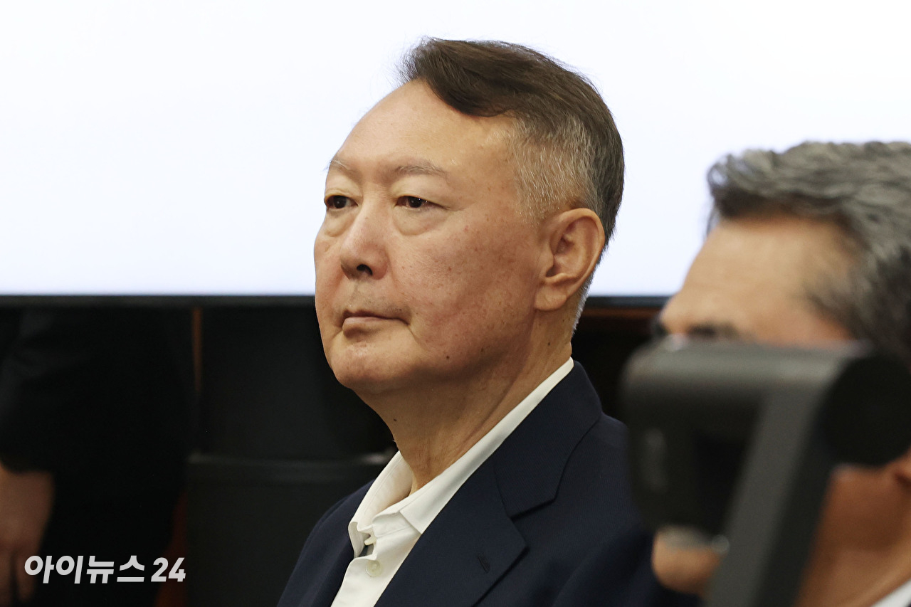 윤석열 전 대통령이 26일 서울 서초구 서울중앙지법에서 열린 특수공무집행방해, 직권남용 권리행사방해 등 혐의 사건 첫 공판에 출석하고 있다. [사진=사진공동취재단]