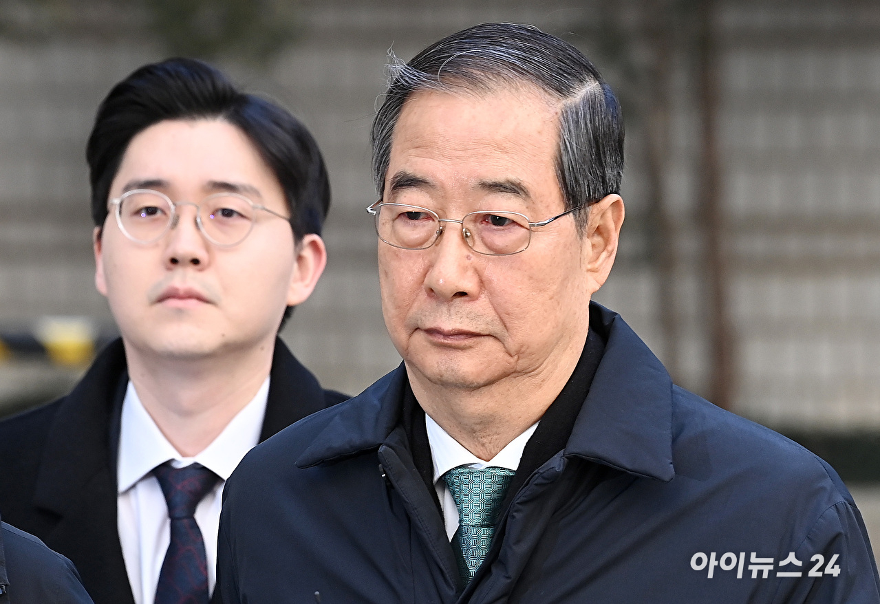 내란 우두머리 방조 혐의를 받는 한덕수 전 국무총리가 21일 서울중앙지법에서 열린 1심 선고 공판에 출석하고 있다. [사진=곽영래 기자]