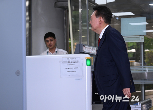 12·3 비상계엄과 관련해 특검의 수사를 받는 윤석열 전 대통령이 두 번째 영장실질심사를 받기 위해 9일 오후 서울 서초구 중앙지법으로 출석하고 있다. [사진=사진공동취재단]