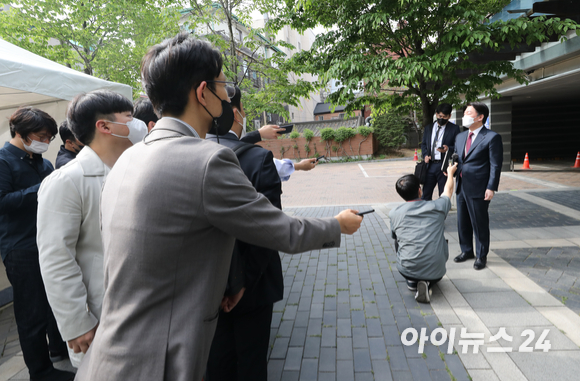 안철수 대통령직 인수위원장이 6일 오전 서울 종로구 통의동 인수위로 출근하며 취재진의 질의에 답하고 있다. 안 위원장은 이날 성남 분당갑 보궐선거 출마를 선언할 예정이다. [사진=김성진 기자]