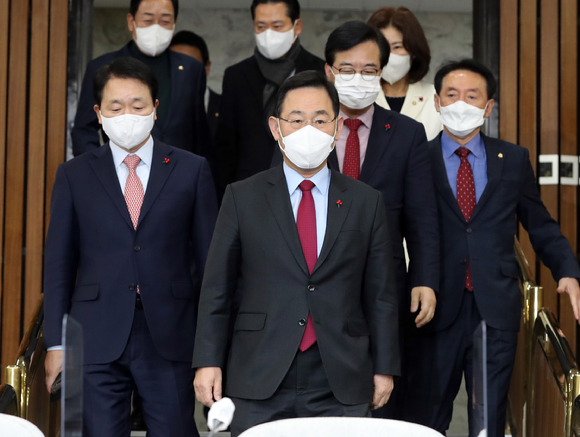 주호영 국민의힘 원내대표가 16일 오전 서울 여의도 국회에서 열린 원내대책회의에 참석하고 있다. [사진=뉴시스]