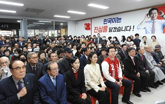  강민국 국민의힘 경상남도 진주시을 후보가 지난 16일 오후 진주시 상대동에서 선거사무소 개소식을 열고 있다. [사진=강민국 후보 선거사무소] 