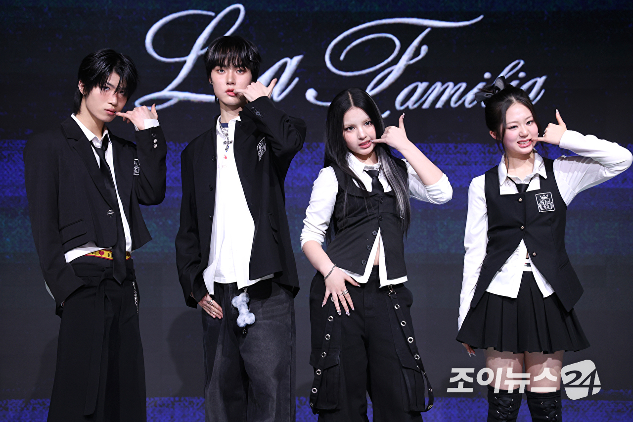 그룹 초코(ChoCo)가 24일 오후 서울 마포구 상암동 쇼킹케이팝센터에서 열린 초코엔터테인먼트 첫 패밀리 앨범 '초코 라 파밀리아(ChoCo La Familia)' 발매 기념 쇼케이스에 참석해 포즈를 취하고 있다. [사진=문수지 기자]