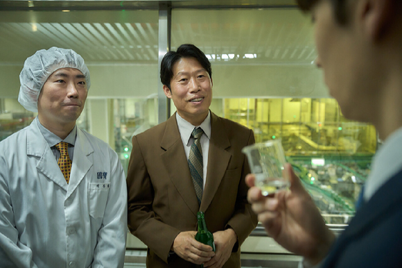 코미디언 이창호가 '소주전쟁'에서 유해진과 연기 호흡을 맞추고 있다. [사진=쇼박스]