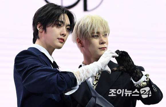 그룹 아스트로 문빈과 산하가 4일 서울 광진구 예스24라이브홀에서 열린 세 번째 미니앨범 '인센스(INCENSE)' 발매 쇼케이스에서 포즈를 취하고 있다. [사진=김성진 기자]